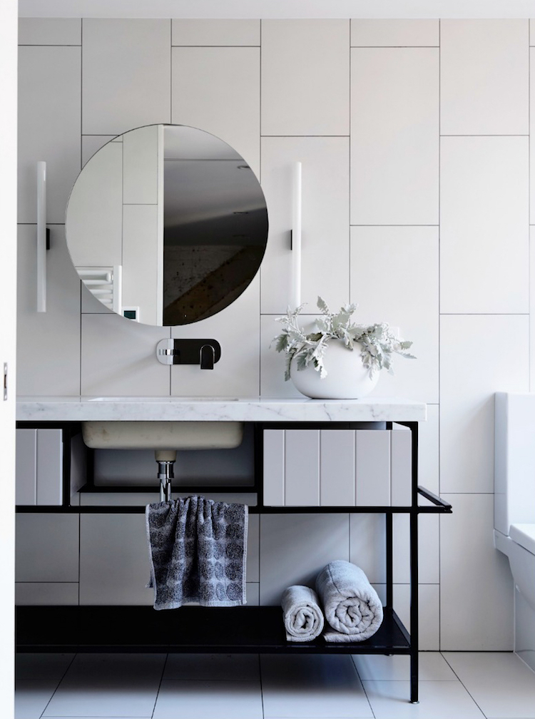 decorer un mur blanc carreaux surdimensionnes agrandissement petite salle de bain