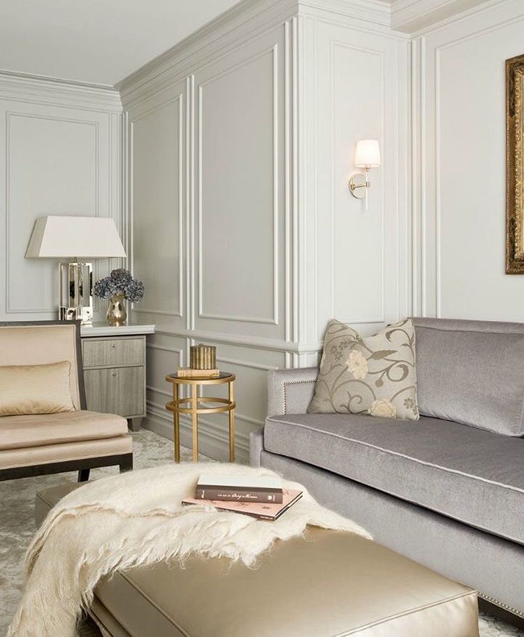 decorer un mur blanc panneaux decoratifs moulures deco salon luxe