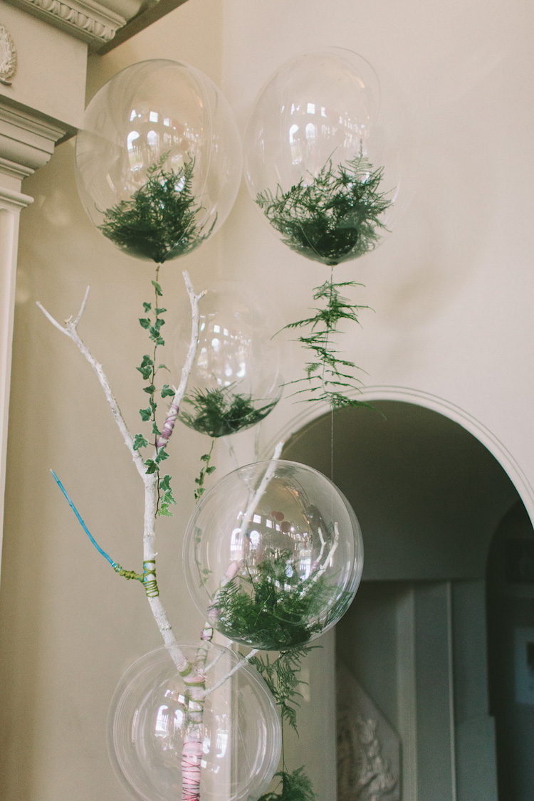 décoration mariage en ballons transparents remplis de verdure