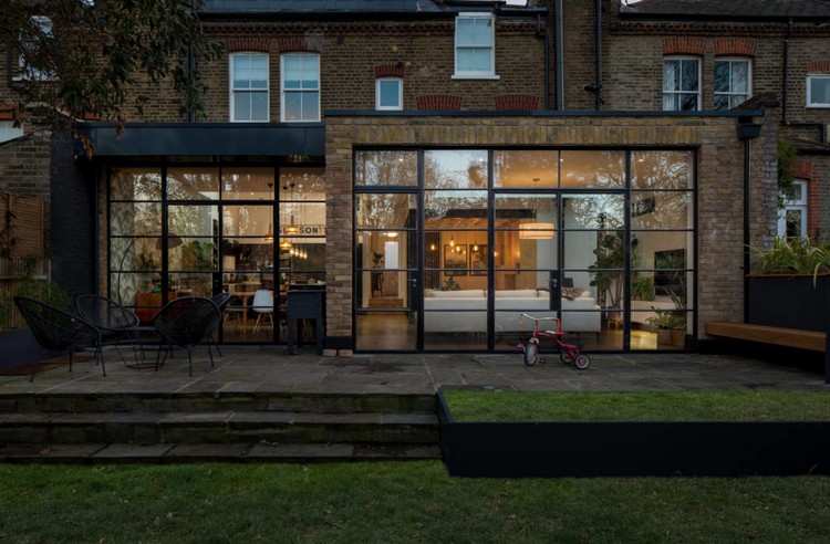 déco loft industriel design extérieur brute façade briques exposés fênetres acier noir esprit loft maison familiale anglaise