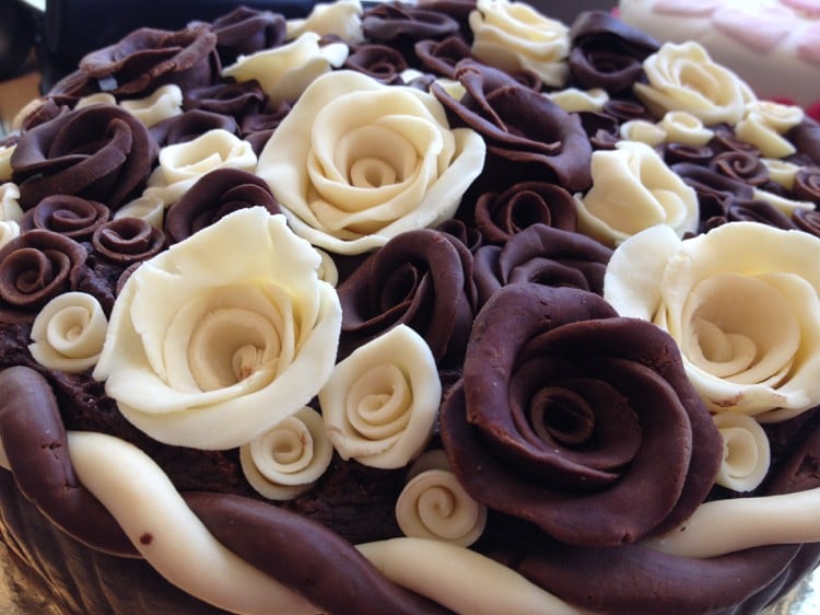 décoration en chocolat noir blanc idée petites roses décoratives pour gâteaux