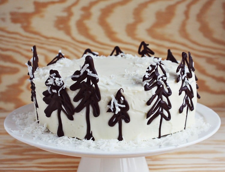 décoration en chocolat noir figurinnes gourmandes motif sapin pour gâteau