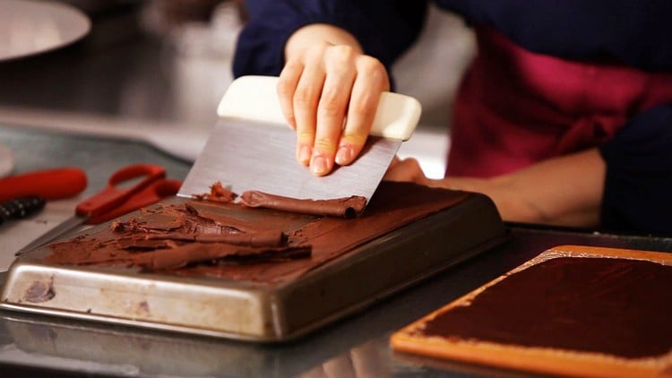 décoration en chocolat technique facile pour décorer gâteau chocolat idées images