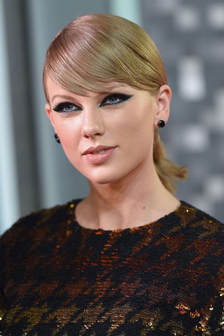 eye liner dramatique yeux bleus Taylor Swift