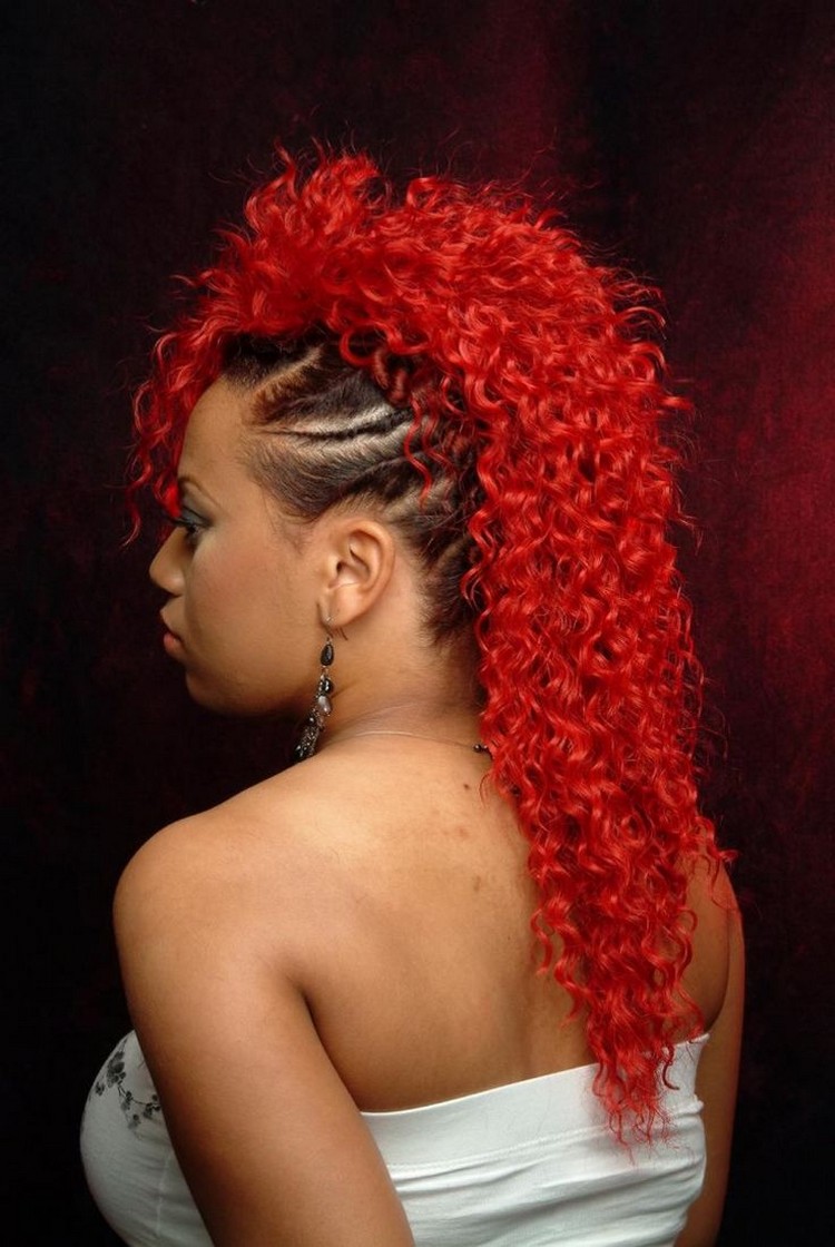 faux hawk femme cheveux bouclés rouges