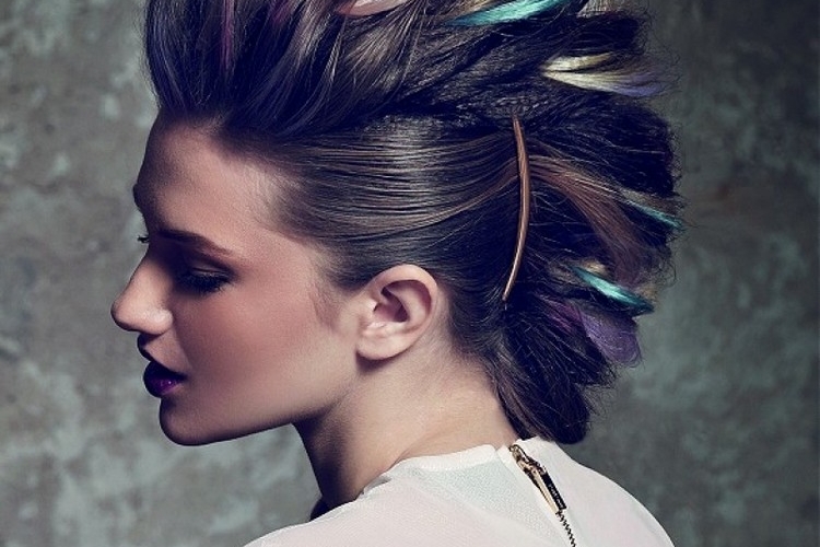 faux hawk femme mèches colorés coiffure superbe