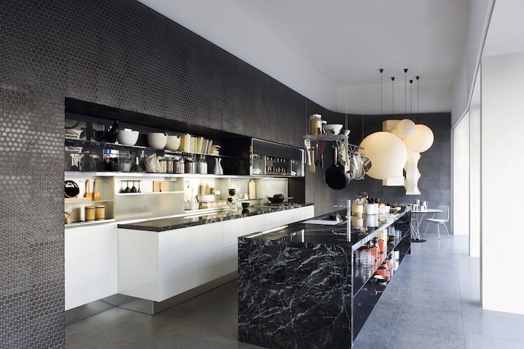 grande cuisine de design moderne avec ilot central en mabre noir
