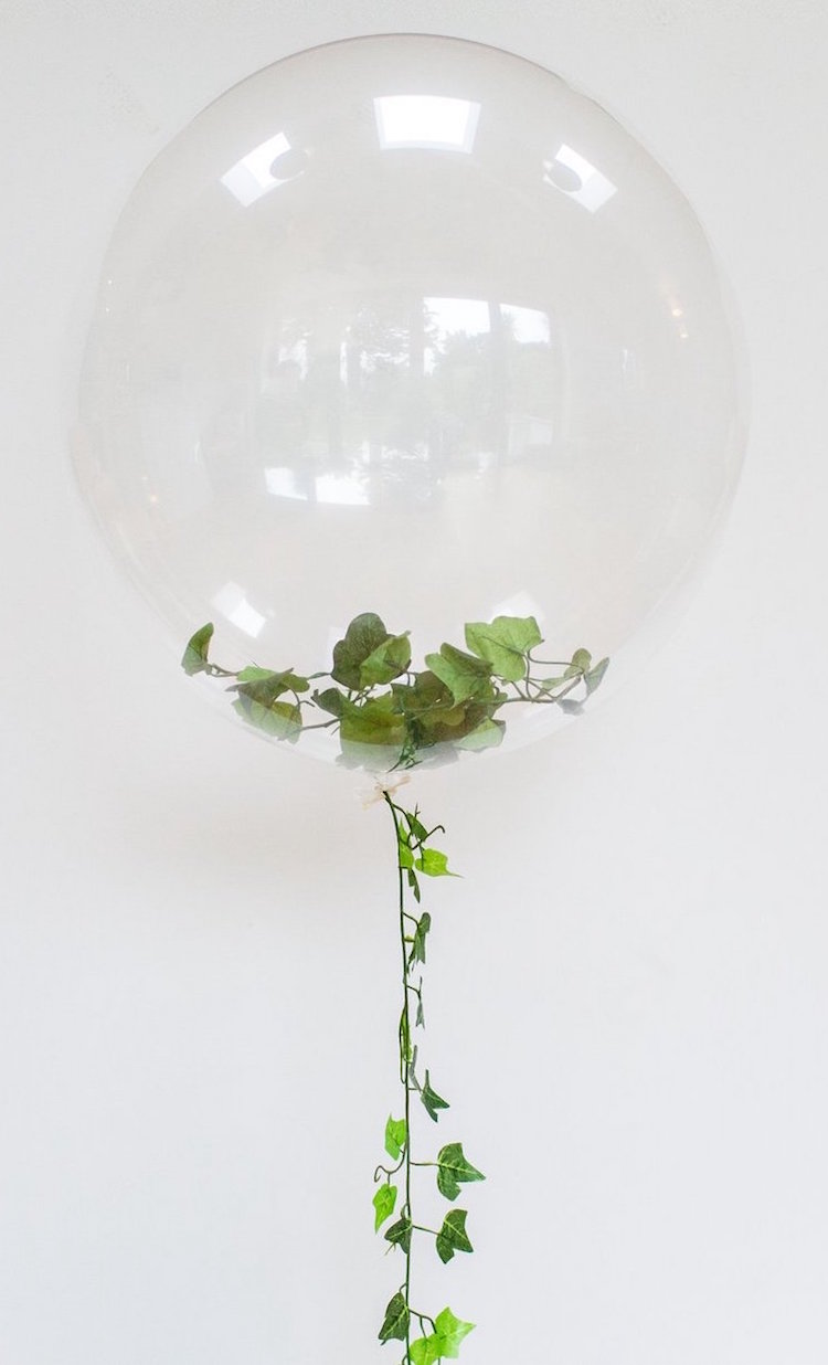 idée déco Pinterest - ballon transparent rempli de feuilles de lierre
