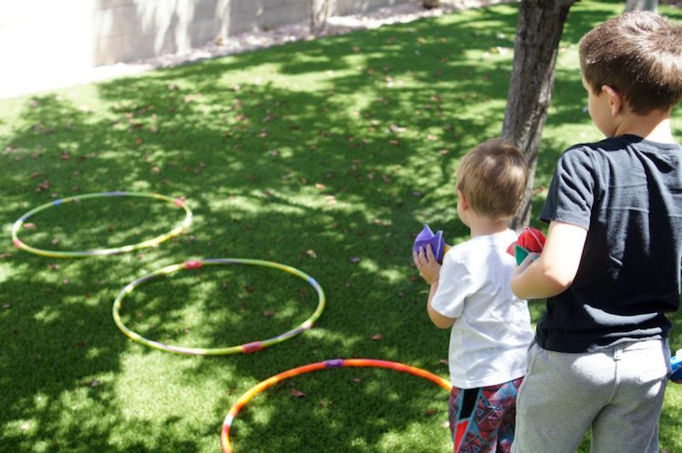 jeux pour paques plein air lancer bonbons cerceaux