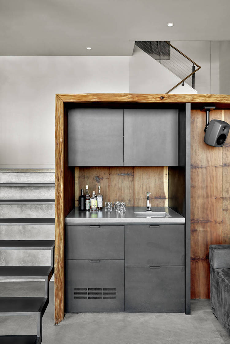 kitchenette mini bar armoires patinées inox et bois brut