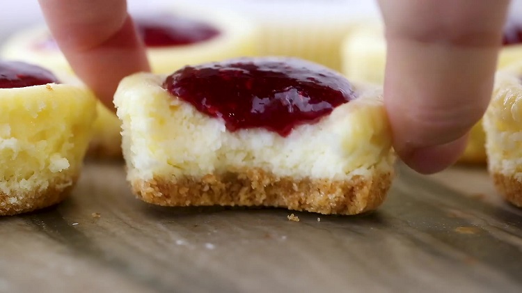 mini gâteau cheesecake petit format succulent coulis framboises