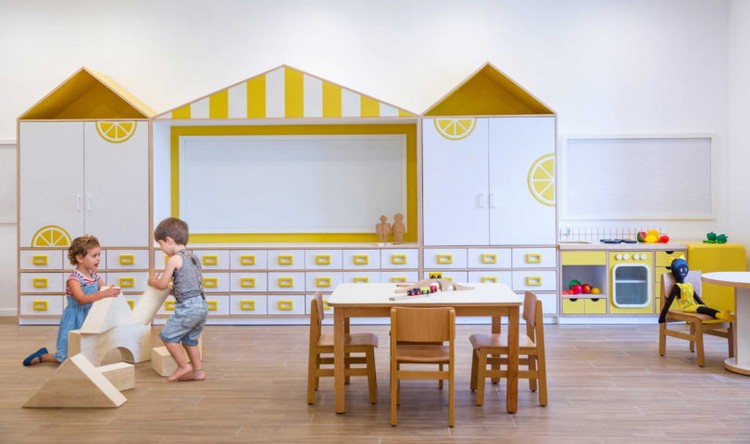 mobilier sur mesure dans école maternelle israélienne design moderne novateur adapté enfants