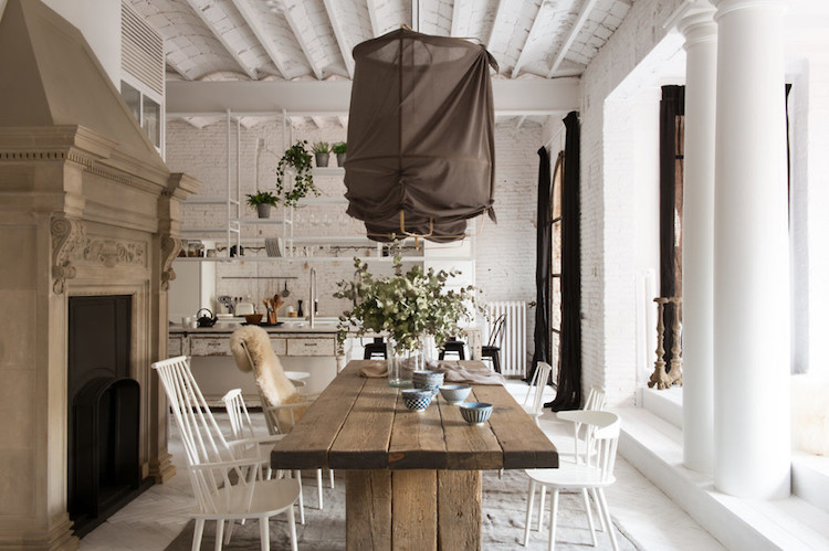 mur de briques blanches plafond voute table repas bois massif