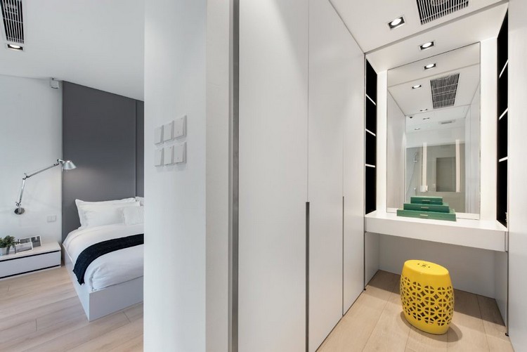 mur de verre design maison luxe Hong Kong idée aménagement chambre adulte blanche avec armoire