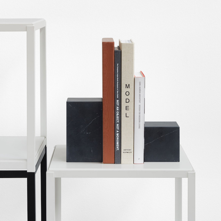objets design- serre-livre en marbre noir cubes de 10 et 17cm