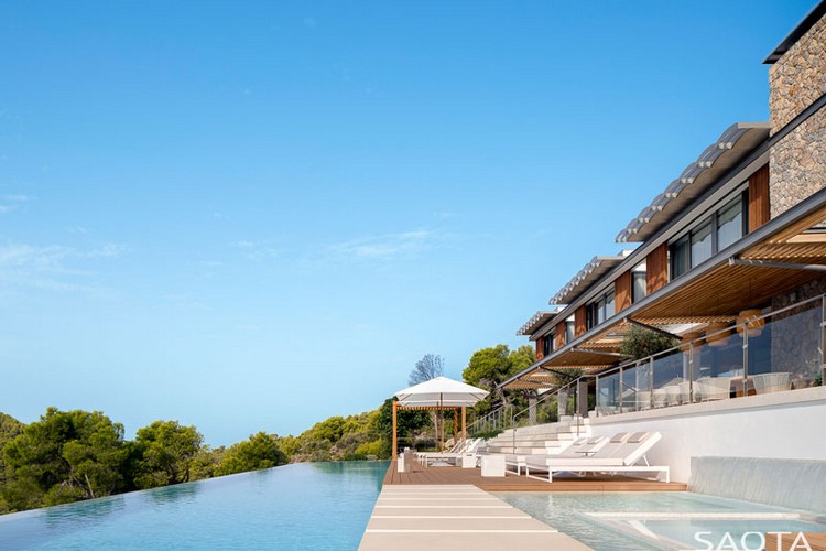 pergola bois sur mesure idée aménagement terrasse moderne avec coin salon extérieur vue sur piscine paysage majorquine Espagne