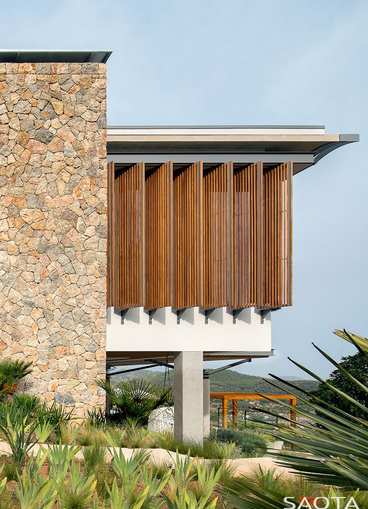pergola bois sur mesure stores extérieurs pliants couvrant façade moderne maison architecte signée Saota