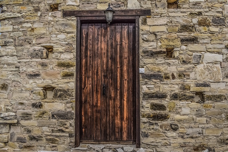 porte ancienne en bois massif mur en pierre naturelle