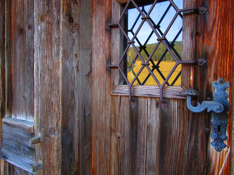 porte ancinne bois massif avec vitrage et barreaux
