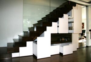 rangement sous escalier meuble blanc et noir