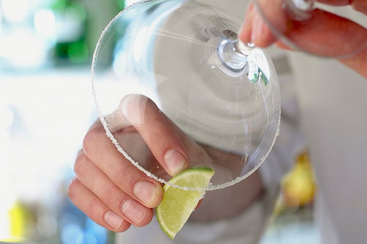 recette gin tonic techniaue pour enrober bordure verre jus citron