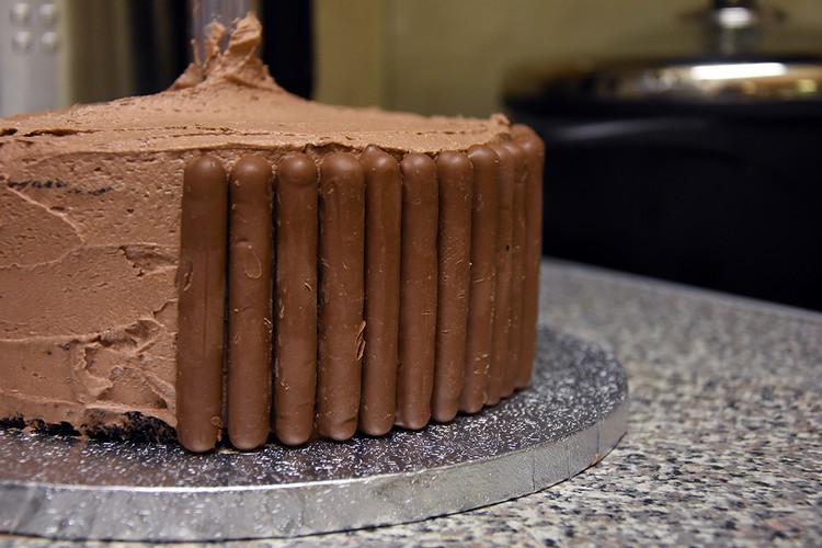 recette gravity cake comment faire gâteau suspendu fait maison nappage chocolat bonbons M&M Fingers