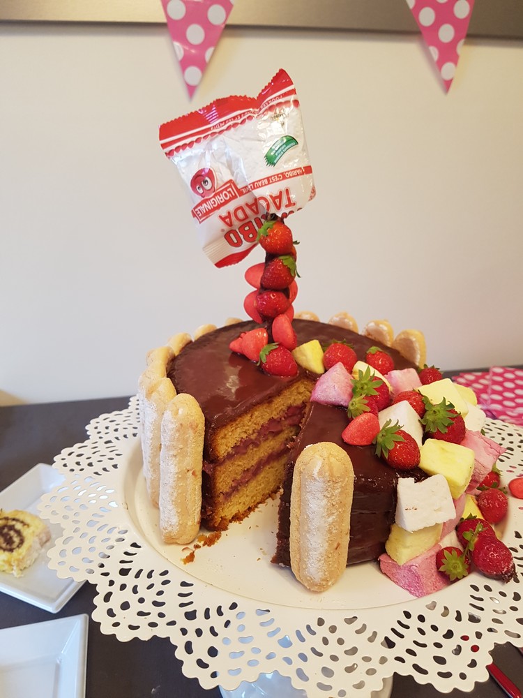 recette gravity cake décoration gâteau anniversaire petite fille bonbons Haribo suspendus