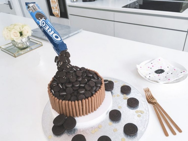 recette gravity cake ganache chocolat décoration gâteau suspendu biscuits Oreo Fingers