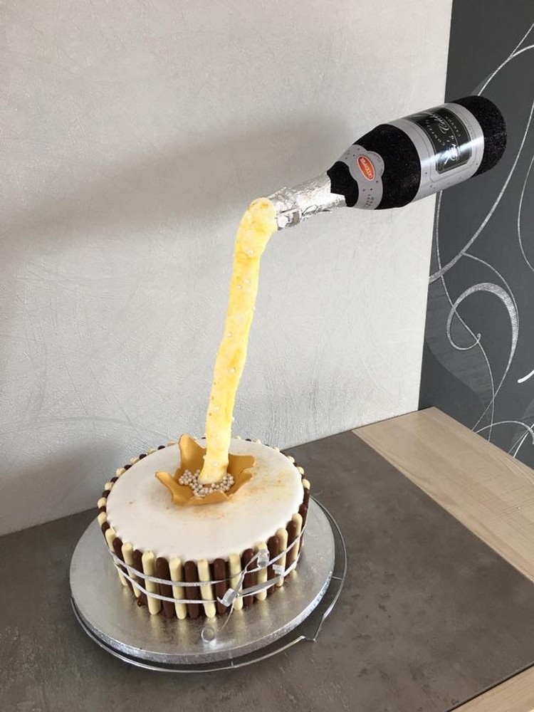 recette gravity cake pour Nouvel An décoration g6ateau bouteille champagne suspendue