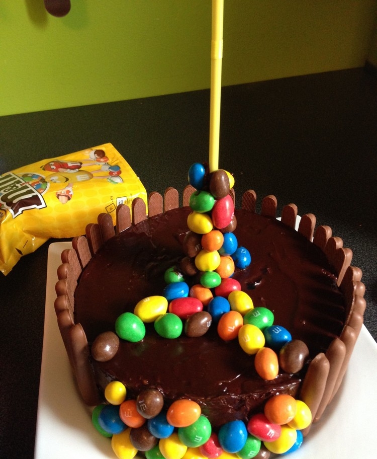 recette gravity cake pour anniversaire enfant gâteau suspendu bonbons M&M