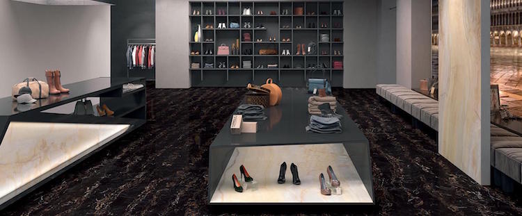 revêtement de sol effet marbre noir dans un boutique de luxe