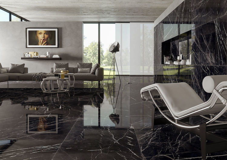 revêtement sol et murs en marbre noir dans le salon haut de gamme