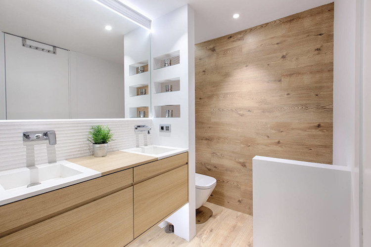 salle de bain avec WC en blanc et bois clair dans l'habitat rez de jardin