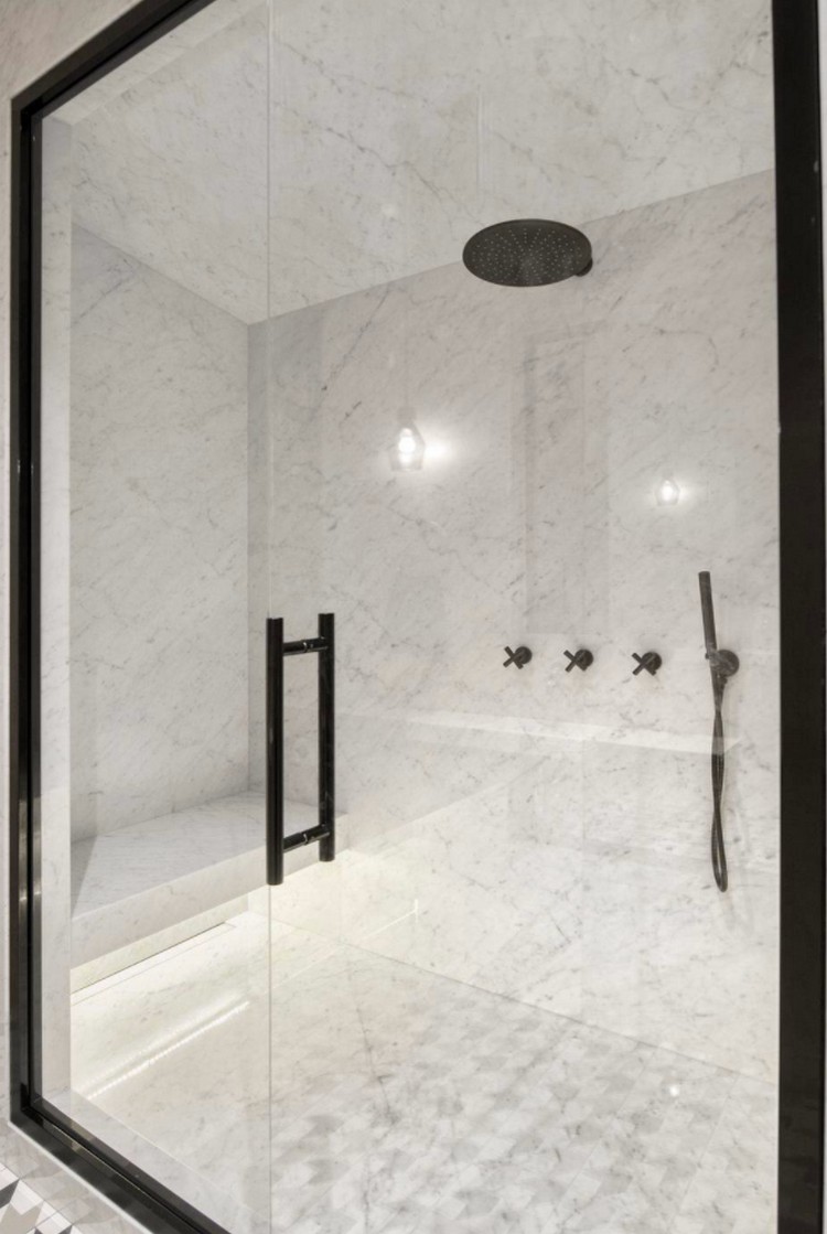 salle de bain blanche moderne