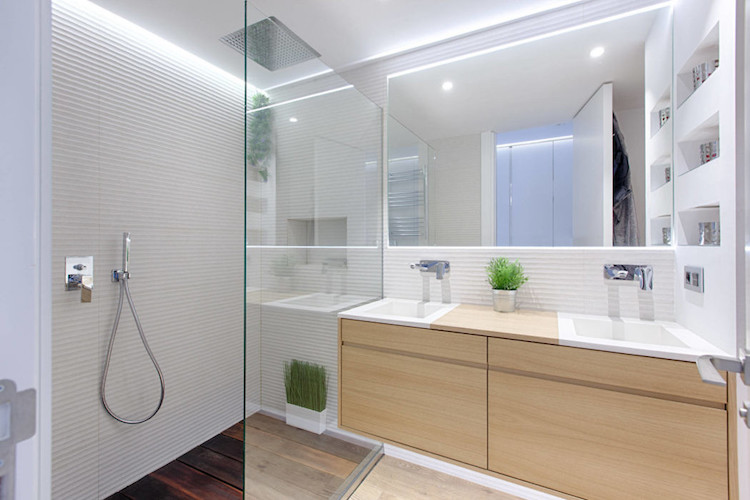 salle de bain douche de plain pied en blanc et bois clair habitat rez de jardin