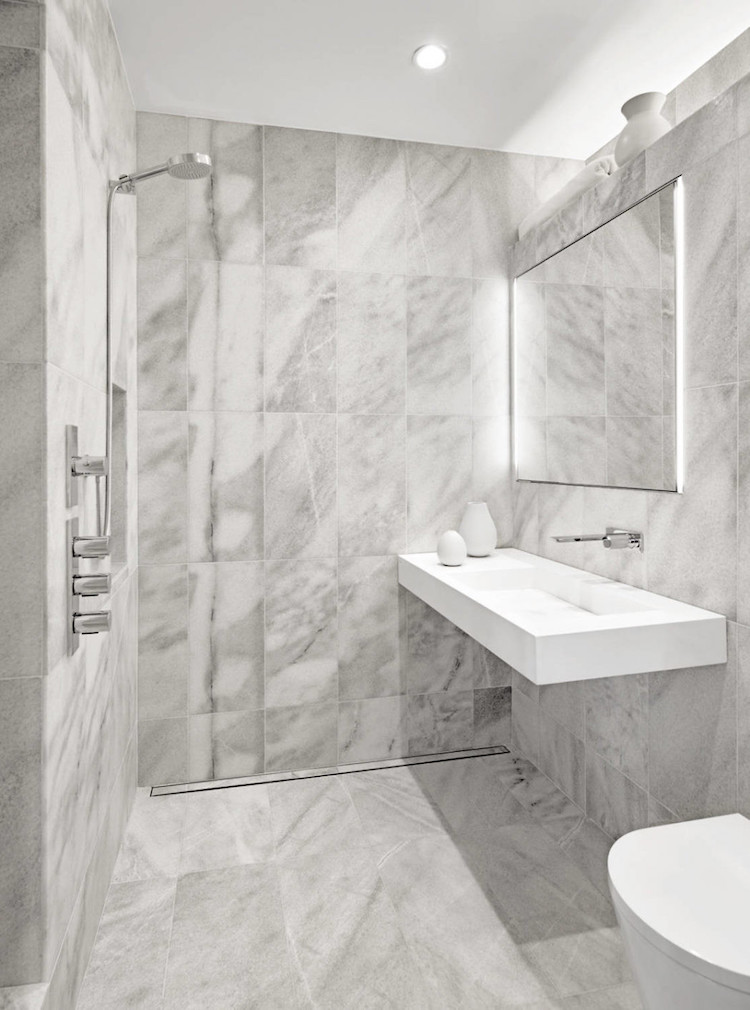salle de bain en marbre gris avec douche à l'italienne siphon linéaire