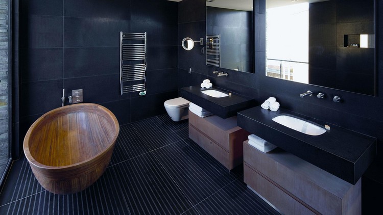 salle de bain noire baignoire en bois
