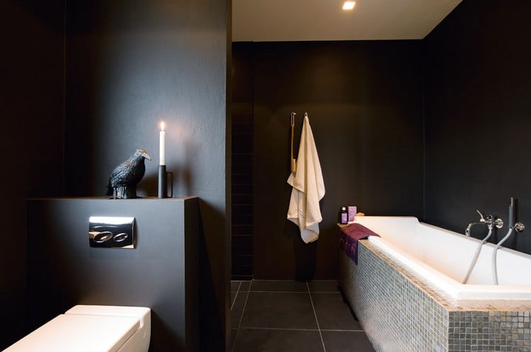 salle de bain noire design moderne baignoire blanche