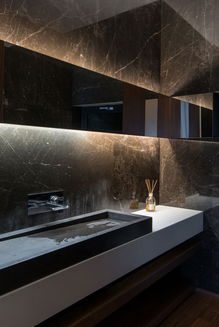 salle de bain noire éclairage indirect design moderne