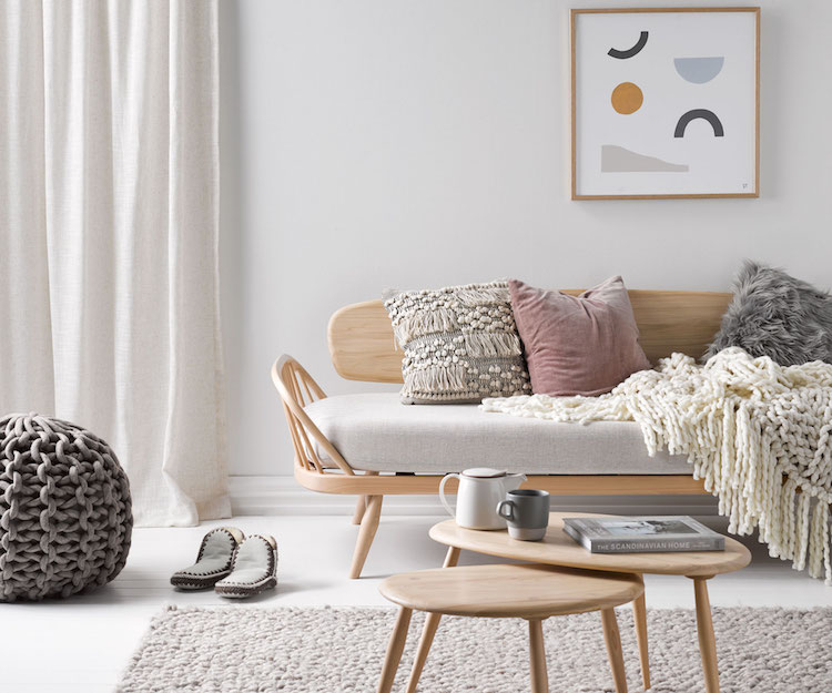 style hygge deco salon meubles scandinaves bois clair coussins couverture grosse maille