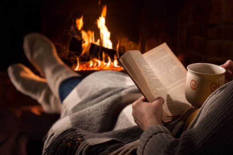 tendance hygge concept danois vivre heureux lire livre feu