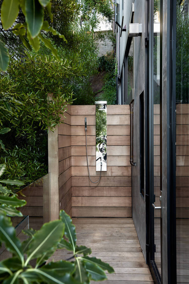 terrasse et clôture bois brut avec douche extérieure et verdure