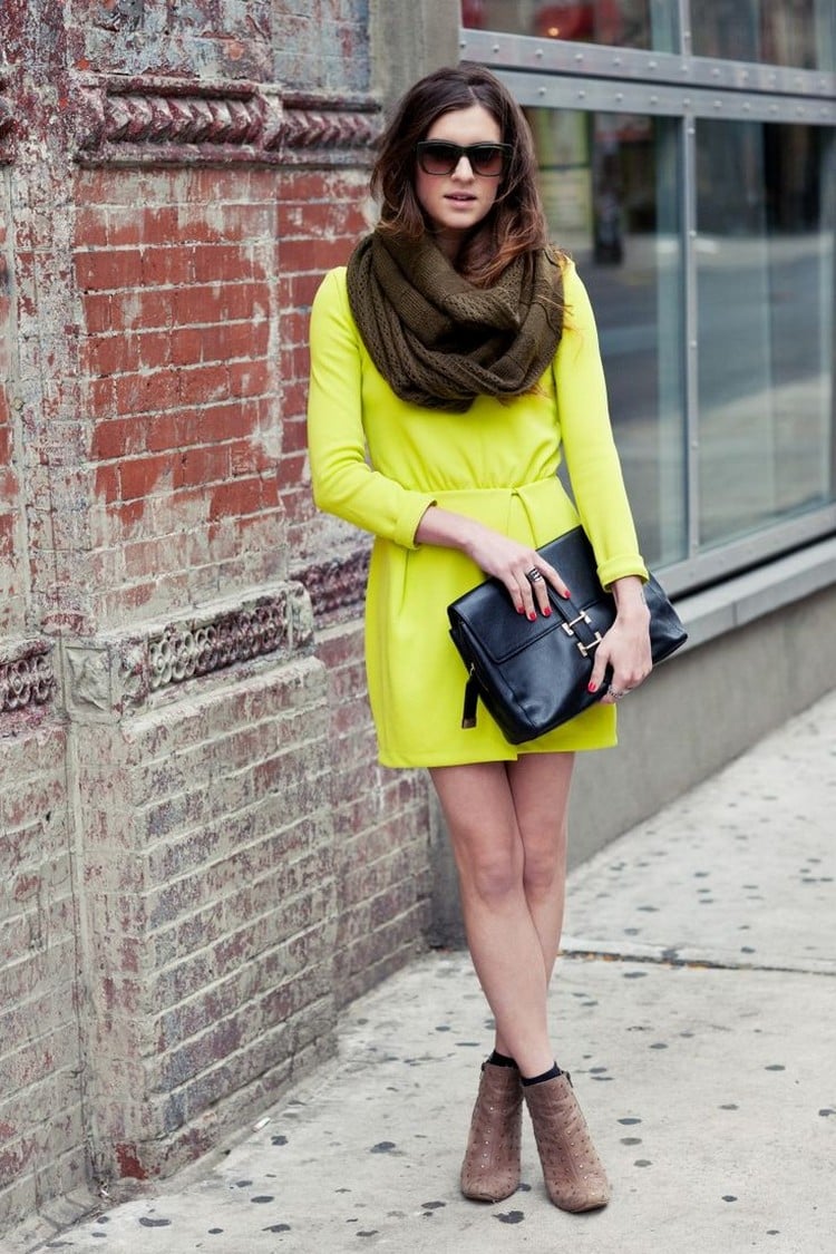 écharpe tube femme associée à une robe jaune