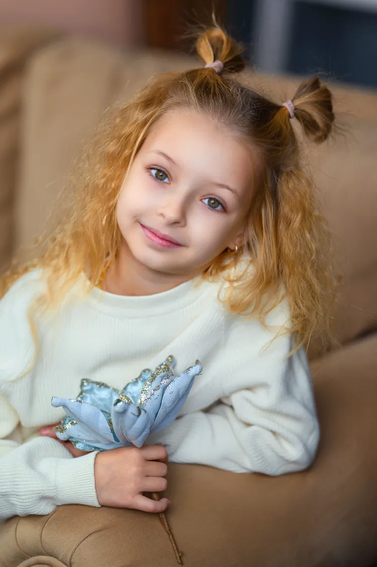 coiffure facile pour petite fille aux cheveux bouclés
