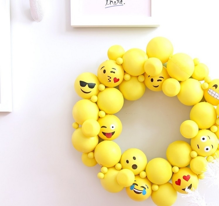 Smiley Pâques idée bricolage fête couronne pascale œufs décoratifs emojis