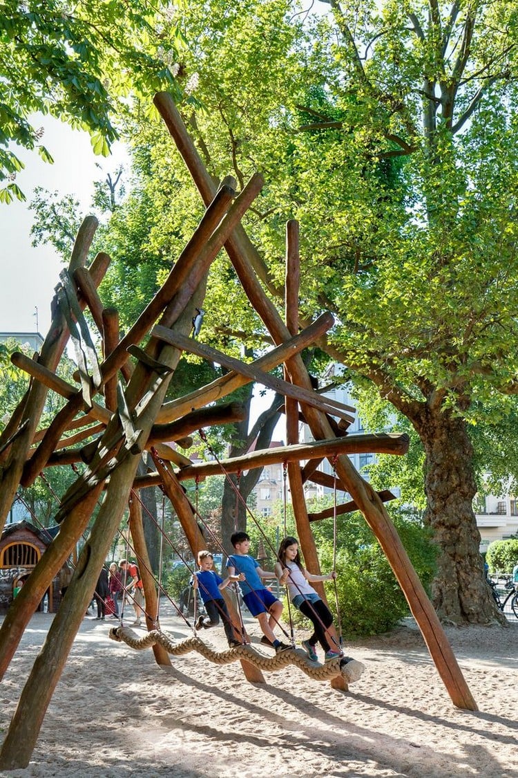 aire de jeux pour jardin design insolite bois idée adaptée enfants âgés