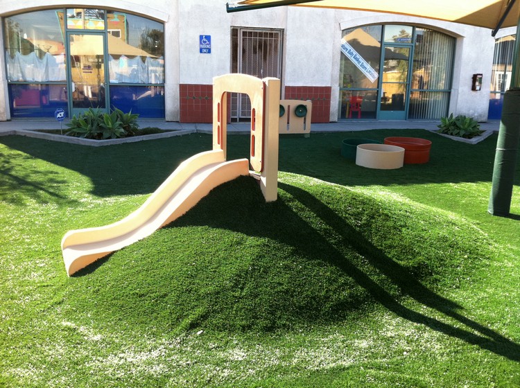 aire de jeux pour jardin idée créative installation toboggan bois