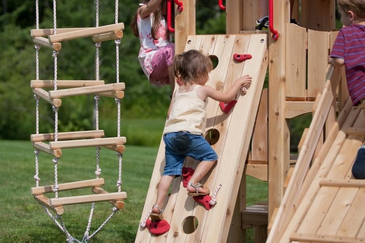 aire de jeux pour jardin petit mur escalade activités plein air enfants