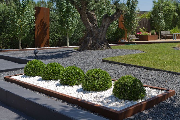 amenagement paysager moderne bordure jardin acier corten buis boule galets blancs