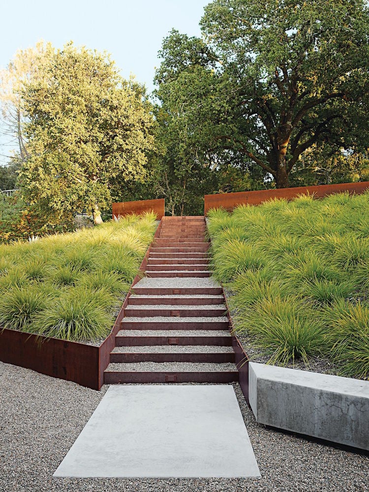 amenagement paysager moderne escalier exterieur acier corten gravier graminees ornementales